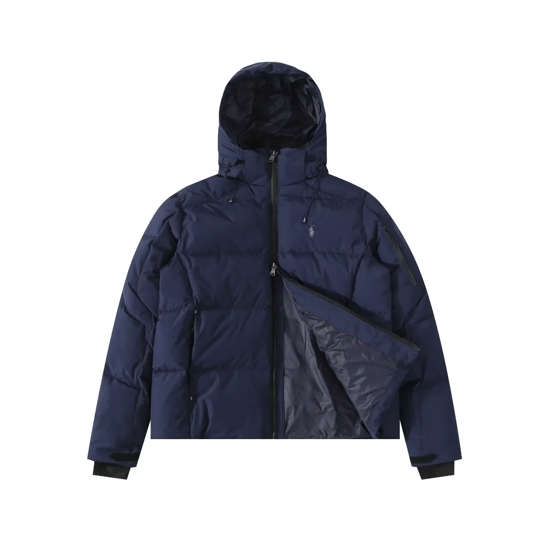 P680 #R58 Ralph Lauren/Ralph Lauren classic new down jacket jacket with detachable hood extra thick plush down jacket men's top "Thousands of stitches of electric embroidery, the logo is like a work of art" The imported Barudan embroidery machine is used to carve the classic polo logo with precision electric embroidery technology. Each letter is full and three-dimensional, with clear details, making it the "most expensive embroidered logo" on the down jacket, highlighting its extraordinary status. "75% national standard high-quality white duck down, light and heat-locking" is filled with 75% high-quality white duck down, which is light and pressure-free, but has excellent warmth retention. After compression, it can quickly rebound and become fluffy, say goodbye to bloat, embrace unburdened warmth, and face the cold winter without timidity. "Technical fabrics that protect against cold and wind and rain" · Long-lasting fluffy and non-stiffening, consistent thermal performance · 400T high-density gallbladder + pinhole retraction technology, completely say goodbye to velvet · Windproof and waterproof matte fabric with adjustable hem, easy to deal with bad weather "Five colors come together to interpret diverse styles" · White: pure first snow, fresh and versatile · Black: classic without limits, calm and atmospheric · Navy blue: low-key and elegant, suitable for both business and leisure · Sky blue: bright and healing, brightening up dull winter days · Khaki: retro and gentle, the first choice for urban wanderers "The details are authentic, the texture is everywhere" The original electroplated YK zipper is smooth and durable, the detachable hood can be worn multiple times, and the original hangtag and washable label ensure authentic quality. The same design for men and women makes it easy to control whether it is used as a couple's outfit or to create personal style, making it an indispensable fashion equipment this winter.  Color: Black, Navy, Khaki, White, Sky Blue Size: S M L
